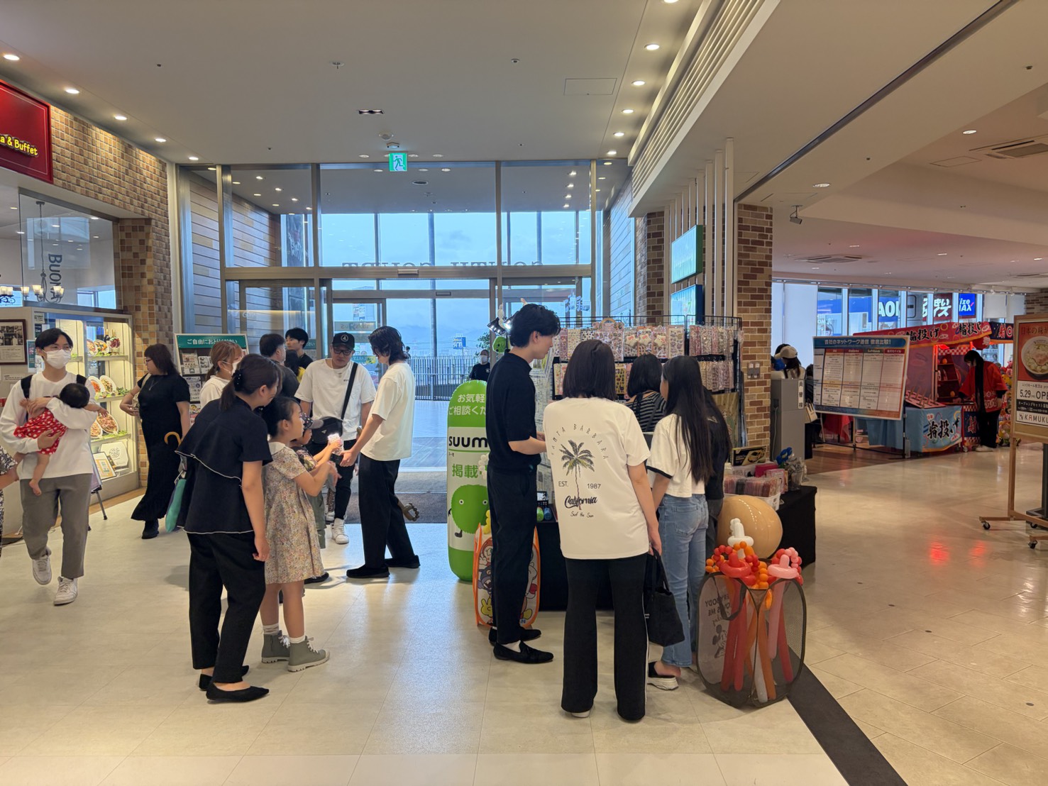 商業施設エントランスでの販促イベント